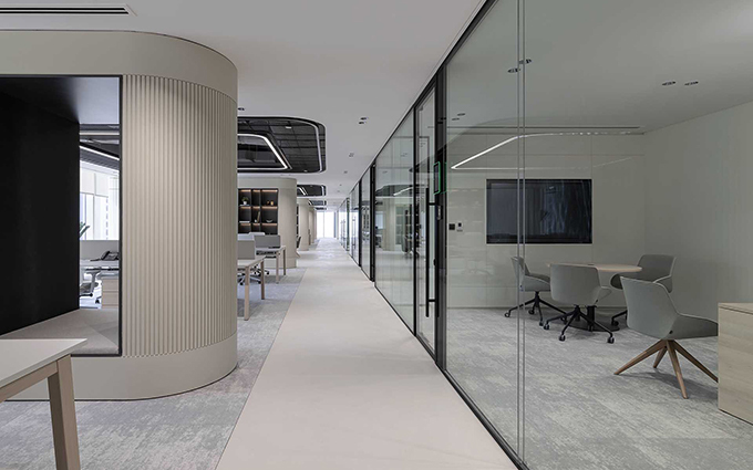 último caso de la compañía sobre Proyecto de Personalización de Divisiones de Oficina en Emiratos Árabes Unidos