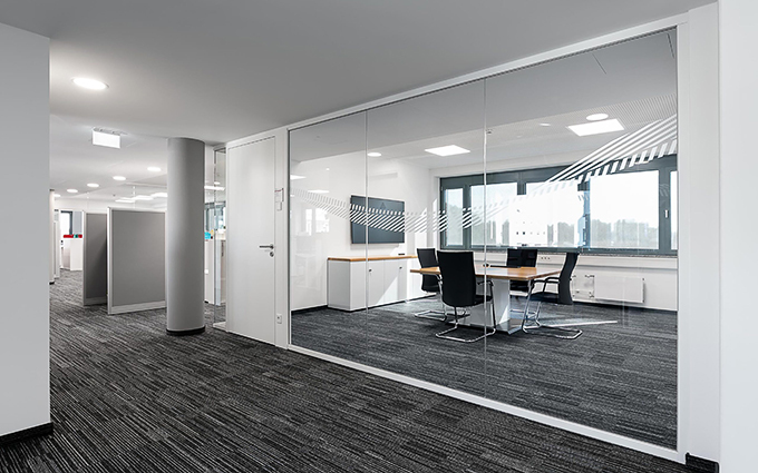 último caso de la compañía sobre Siemens commercial building SlimFrame Glass Partition Project