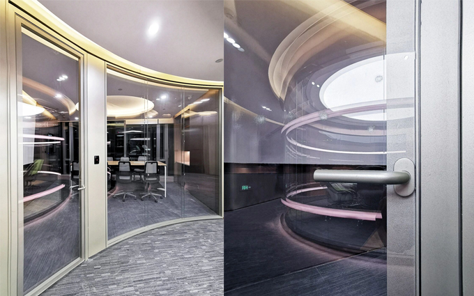 último caso de la compañía sobre Curved panoramic glass partition system project