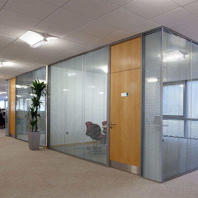 Office Interior Tempered clear Glass Top Partition Wall School Meeting Room Soundproof Glass Office Partition With Blinds