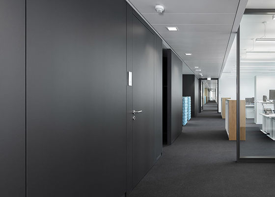Pared divisoria de vidrio resistente Cuadro de aluminio desmontado disponible pared divisoria sólida con puerta de madera